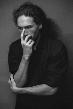 Tek renkli düşünceli genç adam portresi 