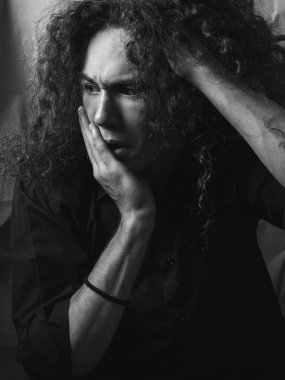 Tek renkli depresyon genç adam portresi