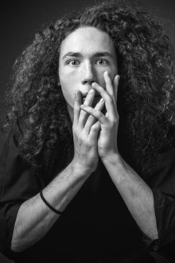 Tek renkli korkan genç adam portresi