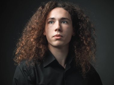 kıvırcık saçlı korkarak ile genç adam portresi