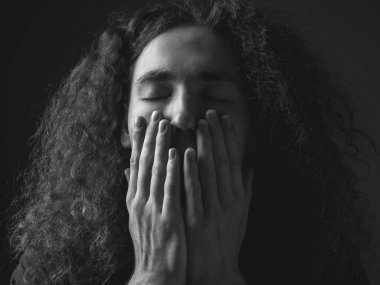 Tek renkli Studio huzurunun adam portresi