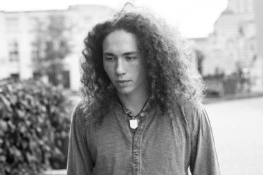 Genç adamın şehir sokak üzerinde duran tek renkli fotoğraf