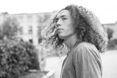 Genç adamın şehir sokak üzerinde duran tek renkli fotoğraf