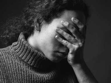 Tek renkli desperateness kıvırcık saçlı genç adam portresi