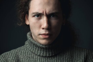 Genç adam sert görünümlü portre