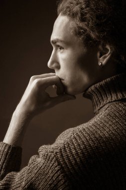 Düşünceli genç adamın profilde tek renkli portre 