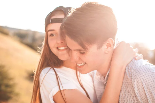 Sonriendo Joven Hombre Mujer Abrazándose Calle — Foto de Stock