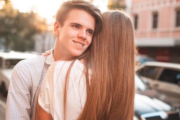 Jeune Homme Femme Étreignant Dans Rue — Photo