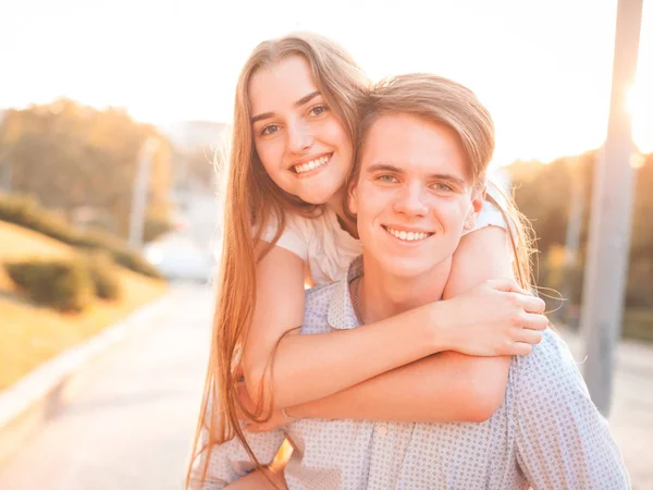 Couple Souriant Amuser Dans Rue Jour — Photo