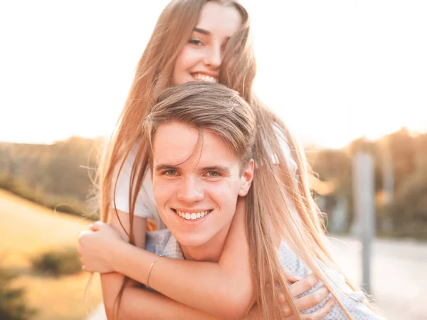 Couple Souriant Amuser Dans Rue Jour — Photo