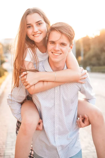 Couple Souriant Amuser Dans Rue Jour — Photo