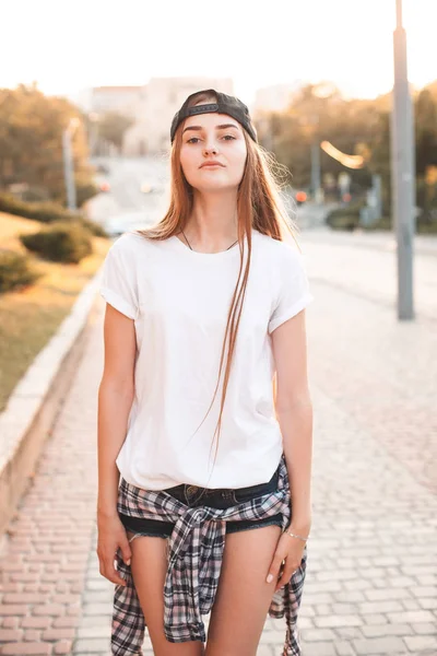 Jonge Vrouw Wit Shirt Trucker Hoed Staande Straat — Stockfoto