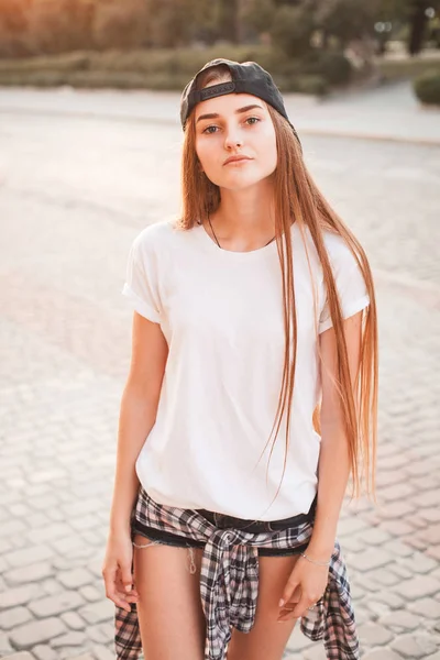 Молодая Женщина Белой Рубашке Шляпе Дальнобойщика Стоит Улице — стоковое фото