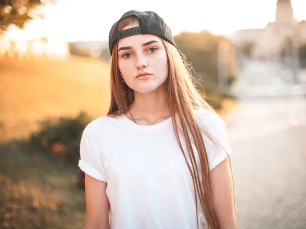 Portret Van Een Jonge Vrouw Wit Shirt Trucker Hoed Staande — Stockfoto