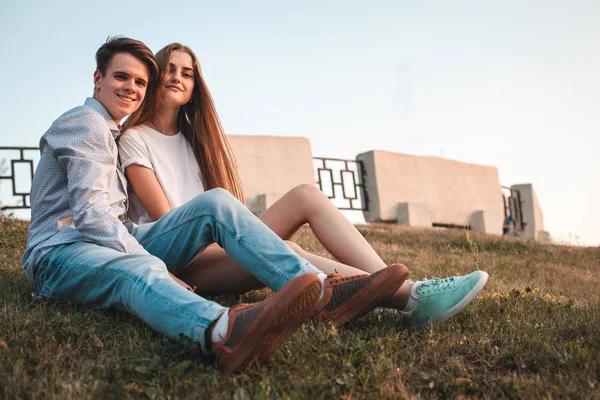 Jeune Homme Femme Assis Sur Une Colline Ville — Photo