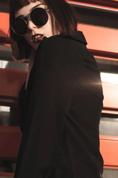 Jeune Femme Noir Vêtements Lunettes Soleil Posant — Photo