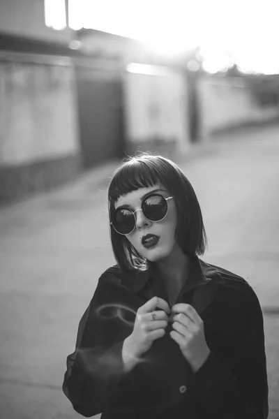 Portrait Monochrome Jeune Femme Lunettes Rondes Posant Dans Rue — Photo