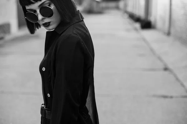 Retrato Monocromático Mujer Joven Gafas Redondas Caminando Por Calle — Foto de Stock