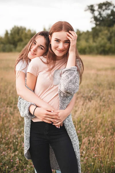 Zwei Mädchen Die Sich Tagsüber Auf Der Grünen Wiese Umarmen — Stockfoto