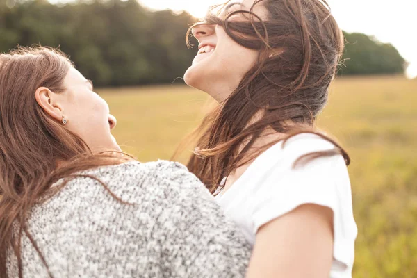 Close Duas Jovens Mulheres Divertindo Campo — Fotografia de Stock