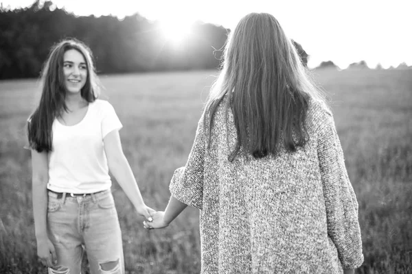 Monochromatycznych Zdjęć Dwóch Młodych Kobiet Chodzenie Pole — Zdjęcie stockowe