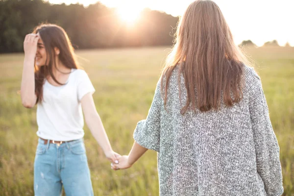 Due Ragazze Piedi Che Stringono Sul Campo Durante Tramonto — Foto Stock