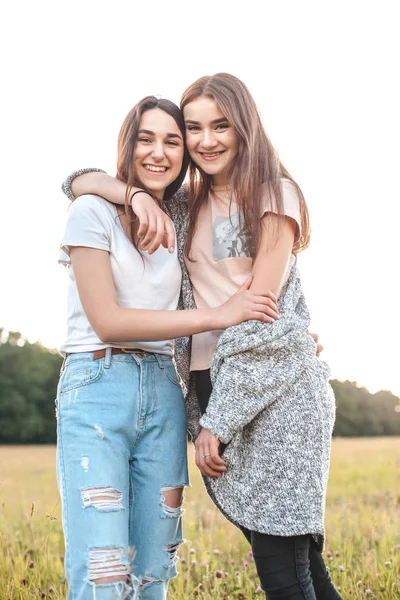 Due Ragazze Che Abbracciano Sul Campo Verde Giorno — Foto Stock