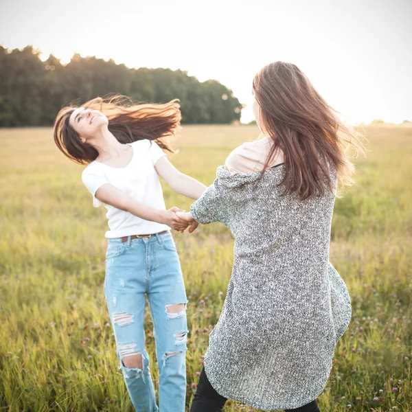 Duas Jovens Mulheres Divertindo Campo — Fotografia de Stock