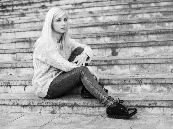 Monochromes Foto Einer Jungen Blonden Frau Auf Einer Treppe — Stockfoto