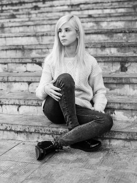 Monochromes Foto Einer Jungen Blonden Frau Auf Einer Treppe — Stockfoto