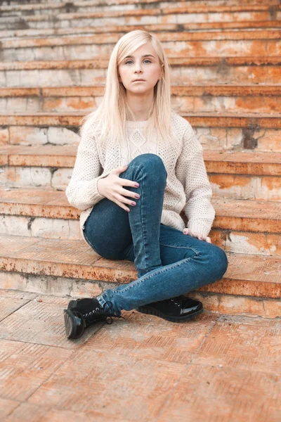 Молодая Блондинка Сидит Лестнице — стоковое фото