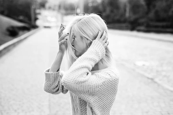 Monochrome Photo Young Blond Woman Walking City Street — Stock Photo, Image