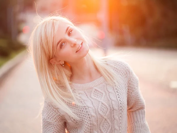 Jonge Blonde Vrouw Poseren Straat Tijdens Zonsondergang — Stockfoto