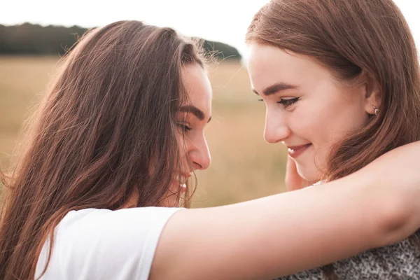 Ragazze Che Guardano All Aperto — Foto Stock