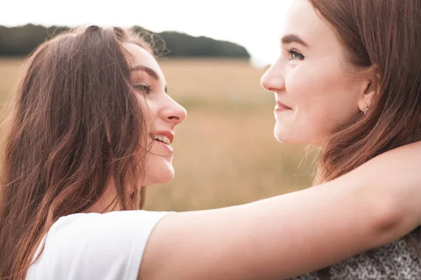 Meninas Olhando Uns Para Outros Livre — Fotografia de Stock