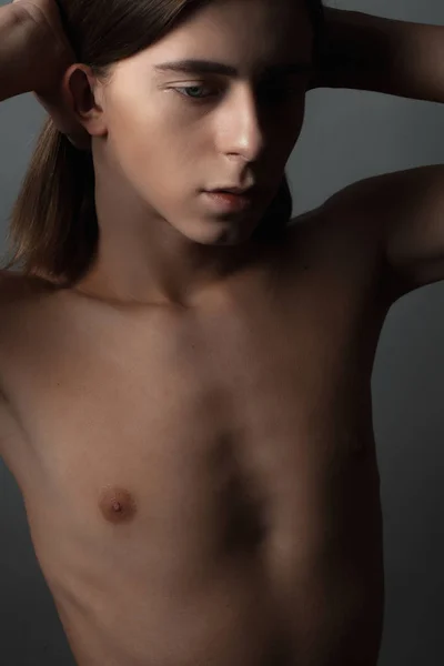 Portret Van Androgyne Jongeman Donkere Achtergrond — Stockfoto