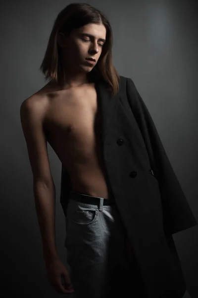 Jeune Homme Androgyne Aux Yeux Fermés Avec Manteau Sur Fond — Photo