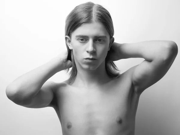 Svartvitt Foto Androgyna Unga Manen Poserar Topless Vit Bakgrund — Stockfoto