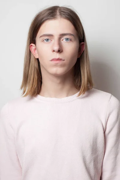 Androgyna Unge Mannen Rosa Tröja Poserar Vit Bakgrund — Stockfoto