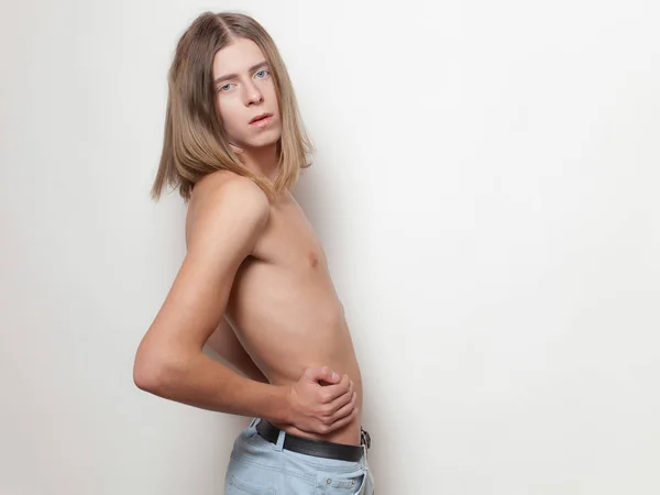 Androgyna Unge Mannen Poserar Topless Vit Bakgrund — Stockfoto