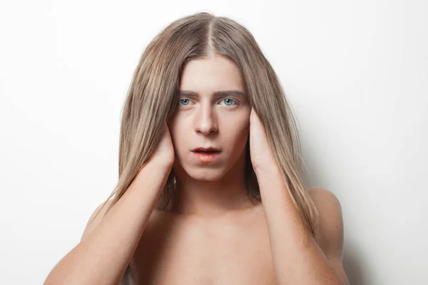 Androgyna Unge Mannen Poserar Vit Bakgrund — Stockfoto