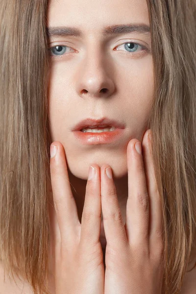 Çift cinsiyetli genç adam uzun saçlı portresi kapatın