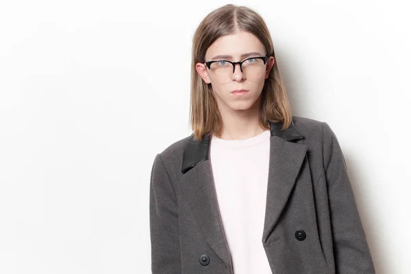 Porträtt Androgyna Unge Mannen Glasögon Och Kappa — Stockfoto