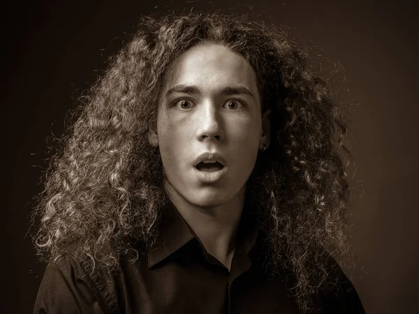 若い男を恐れての白黒の肖像画 — ストック写真