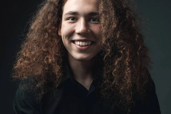 Retrato Jovem Sorridente Com Cabelo Encaracolado Estúdio — Fotografia de Stock