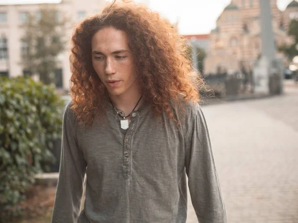 Jovem Com Cabelo Encaracolado Andando Rua Cidade — Fotografia de Stock