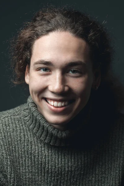 スタジオで巻き毛を持つ若い男を笑顔の肖像画 — ストック写真
