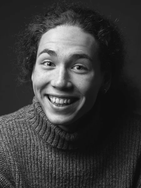 Retrato Monocromático Jovem Sorridente Com Cabelo Encaracolado Estúdio — Fotografia de Stock