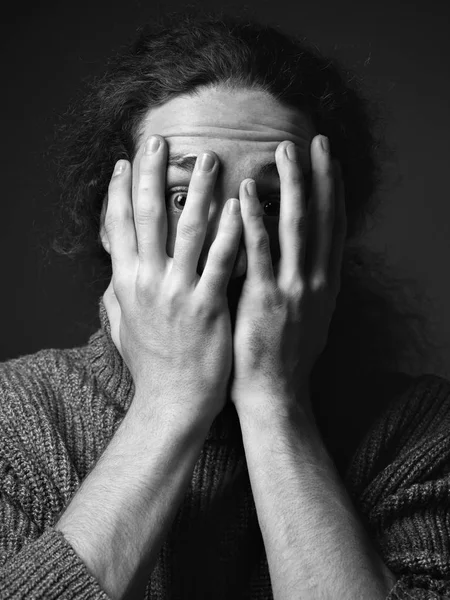 Retrato Monocromático Jovem Com Cabelo Encaracolado Desespero — Fotografia de Stock