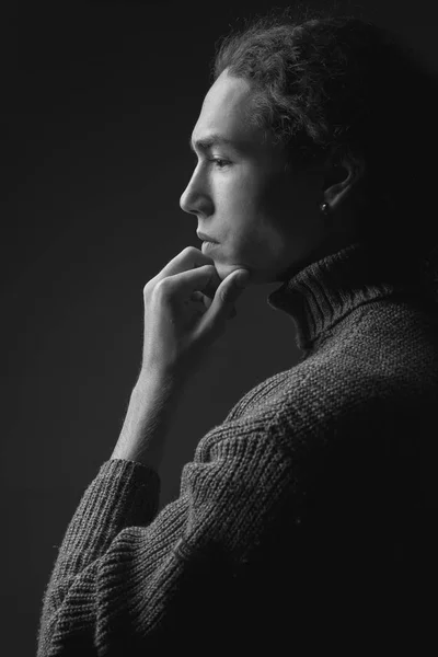 思いやりのある若い男のプロファイルの白黒の肖像画 — ストック写真